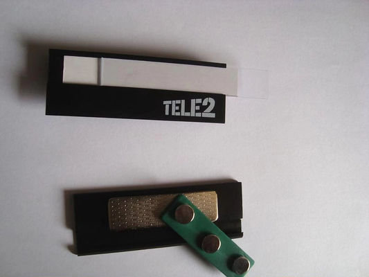 কাস্টম অ্যালুমিনিয়াম খাদ লোগো প্রিন্টিং ধাতু নাম ট্যাগ সঙ্গে চৌম্বকীয় নাম ব্যাজ