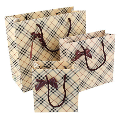 কাস্টম প্রিন্টেড বায়োডিগ্রেডেবল পেপার ক্যারিয়ার ব্যাগ বাউকনট সহ পাইকারি